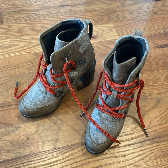 Sorel Boots - Picture 1 of 3